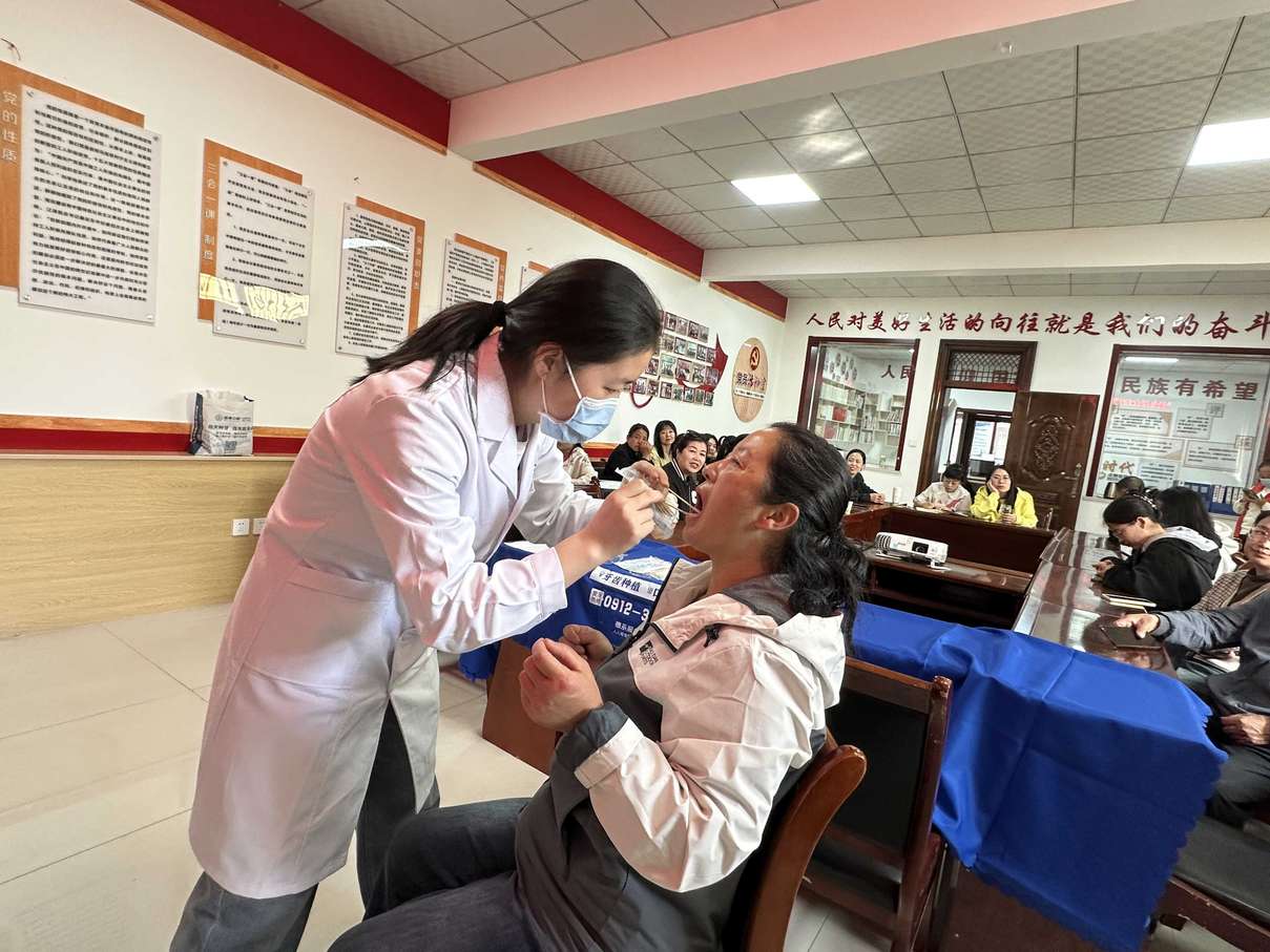 诺贝尔一诺口腔集团携手公益组织走进社区 为老人儿童免费检查口腔